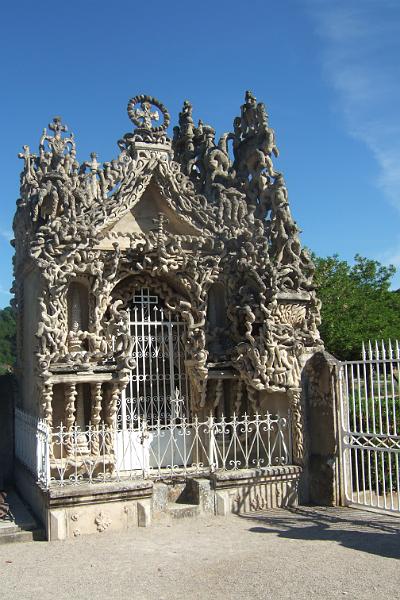 2011-05- (910).JPG - Vorbei am Grab des Briefträgers von Hauterives mit selbstgestaltetem Mausoleum ...